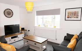 Charming 2 Bedroom House - Free Parking - Great Location